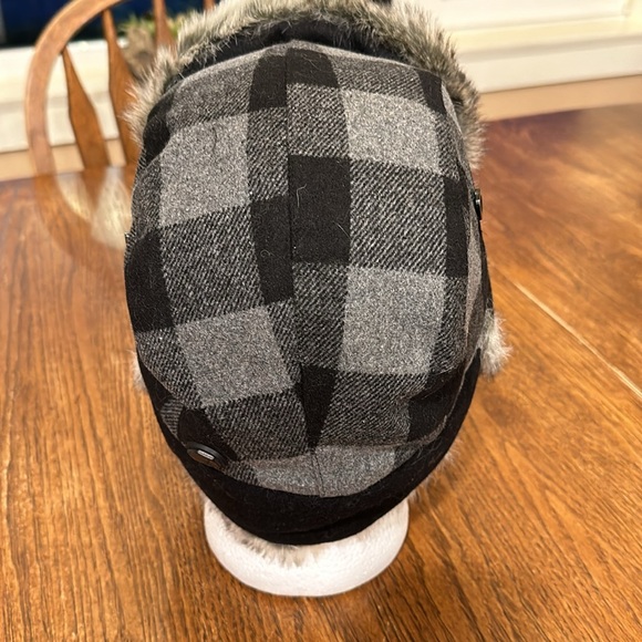 Nwot. Faux fur hat - Picture 7 of 9